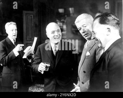 Londres : Charles Boyer (au centre, riant) cœur de l'écran. Faisant sa première apparition sur West End Stage dans le projet Terence Rattigan pour la pièce de Broadway, "Man and Boy", au Queen's Theatre, Shaftesbury Avenue. Dans une scène avec William Smithers (à gauche) ; Austin Will et l'acteur Geoffrey Keen (à droite). 3 septembre 1963 Banque D'Images