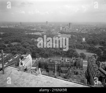 Vue depuis le plus grand hôtel de Londres, le London Hilton Hotel qui a été terminé hier. 13 juillet 1962 Banque D'Images