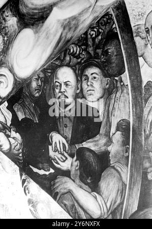 Murale montrant Lénine joignant les mains d'un soldat et d'un ouvrier blanc et coloré peint par Senor Diego Rivera, l'artyiste mexicain, a conduit à son licenciement du travail ultérieur au Grest Rockefeller Centre à New York. À cause des penchants communistes. 17 mai 1933 Banque D'Images