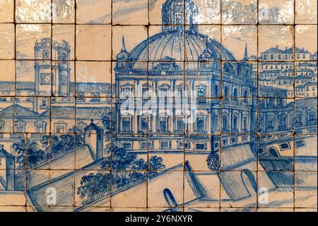 Lisbonne, Portugal - 8 septembre 2024 : décoration murale en carreaux de céramique anciens dans le musée des carreaux de Lisbonne. Banque D'Images