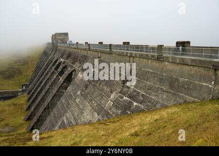 Lawers Dam émerge de la brume, près de Killin, Perthshire, Écosse, Royaume-Uni Banque D'Images