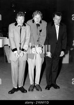 1955 photo de Danny Kaye (au centre) avec Sir John Mills (à gauche) et Sir Laurence Olivier répétant leur revue 'Teddy Boys' pour la nuit d'une 100 étoiles au palladium de Londres pour aider les acteurs orphelinat Kaye, Danny (orig. David Daniel Kaminsky) acteur, comédien et chanteur américain  1913-1987 Banque D'Images