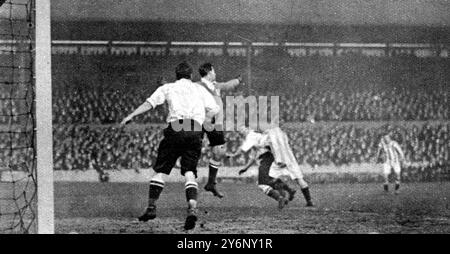 Corinthian v. Brighton et Hove Albion : amateurs v. professionnels dans une Grande Coupe - Tie 'Replay' : les Corinthiens battus. : Anothe habile 'Save' par le gardien de but Corinthien : M. B. Howard Baker (dans l'air) frappe la balle loin du but . 27 janvier 1923 Banque D'Images