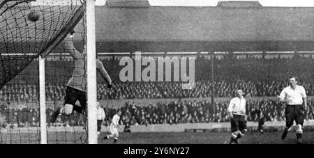 Corinthian v. Brighton et Hove Albion : amateurs v. professionnels dans une Grande Coupe - Tie 'Replay' : les Corinthiens battus. : Un autre habile 'sauver' par le gardien de but corinthien : M. B. Howard Baker (dans l'air) frappe la balle loin du but . 27 janvier 1923 Banque D'Images