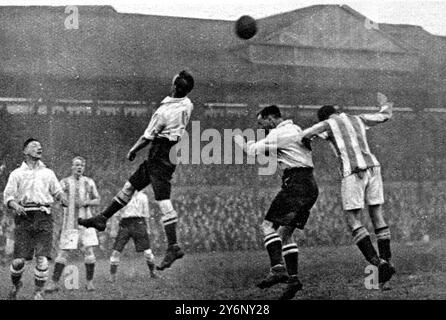 Corinthian v. Brighton et Hove Albion : amateurs v. professionnels dans une Grande Coupe - Tie 'Replay' : les Corinthiens battus. : Un match qui a attiré 45 000 personnes à Stamfor Bridge un lundi : Corinthian v. Brighton les corinthiens dégagés d'un virage. 27 janvier 1923 Banque D'Images