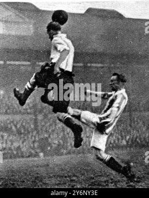 Corinthian c. Brighton et Hove Albion : amateurs c. professionnels dans une Grande Coupe - Tie 'Replay' : les Corinthiens battus. : Tête c. pied : M. A. G Bower (à gauche) frustre un attaquant de brighton. 27 janvier 1923 Banque D'Images