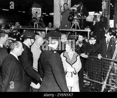 Gare d'Euston ce matin, lorsque le train de Liverpool ramenait à Londres le triomphant premier ministre britannique, M. Harold Wilson (à gauche, entre les policiers), qui avec sa femme, Mme Mary Wilson (au premier plan à droite), a été accueilli par la batterie de pressman et de photographes. M. Wilson, député travailliste réélu de Bayton Liverpool, remporte une victoire Land Slide aux élections générales britanniques en remportant la majorité absolue dans la nouvelle chambre des communes de 630 sièges. 1er avril 1966 Banque D'Images