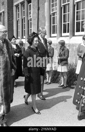 Une princesse Margaret souriante passe devant des écolières dans les jardins de l'école de filles Haberdashers Aske à son arrivée pour une visite à l'école d'Acton, Londres. La princesse est accompagnée à droite par le Col et échevin Sir Cullum Welch le Maître de la Compagnie Haberdashers le 2 mai 1967 Banque D'Images