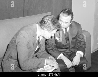 Envoyé de paix du président Johnson à Chypre. Cyrus Vance discute avec le ministre chypriote des Affaires étrangères Spyros Kyprianou à Nicosie le 30 novembre 1967 Banque D'Images