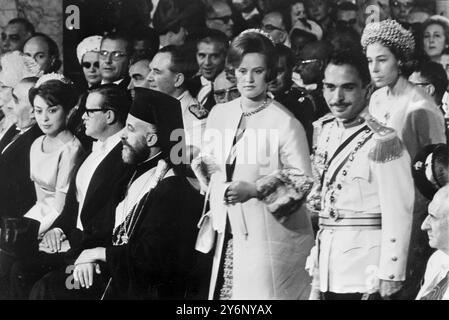 Athènes Grèce : le roi Hussein de Jordanie et son épouse la princesse Muna entrent dans la basilique métropolitaine de l'Annonciation ici lors du mariage du roi Constantin de Grèce et de la princesse Anne Marie de Danemark le 18 septembre 1964 Banque D'Images