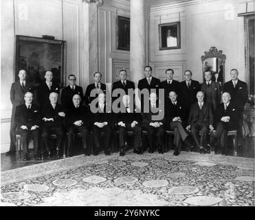 Dernier cabinet de Sir Winston la dernière réunion du cabinet convoquée par Sir Winston Churchill comme premier ministre. De gauche à droite, M. Peake, M. Thorneycroft, Sir Walter Monckton, M. Stuart, M. Lloyd George, M. Lennox Boyd, M. Duncan Sandys, M. Heathcoat Amory, Sir David Eccles, et Sir Norman Brock, le secrétaire du cabinet. De gauche à droite, assis, M. Macmillan, Lord Woolton, Lord Kilmuir, Sir Anthony Eden, Sir Winston Churchill, Lord Salisbury, Mr Butler, Lord Swinton et Mr Crookshank 5 avril 1955 Banque D'Images