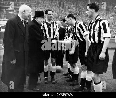 3 mai 1952 : finale de la FA Cup au stade de Wembley. Newcastle United (1) contre Arsenal (0). Photos : M. Winston Churchill serre la main de Jackie Milburn, l'attaquant central, alors que les joueurs de Newcastle lui étaient présentés. Capitaine, Joe Harvey présente ses coéquipiers. Banque D'Images