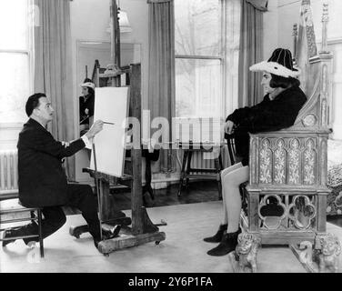 Le flamboyant peintre surréaliste Salvador Dali travaille sur une peinture de l'acteur Laurence Olivier vêtu du roi Richard III à Londres en 1955. Dali est décédé aujourd'hui à l'âge de 84 ans dans l'hôpital de district de sa ville natale de Figuras dans le nord-est de l'Espagne. Il souffrait de problèmes cardiaques et de pneumonie. 23 janvier 1989 Banque D'Images