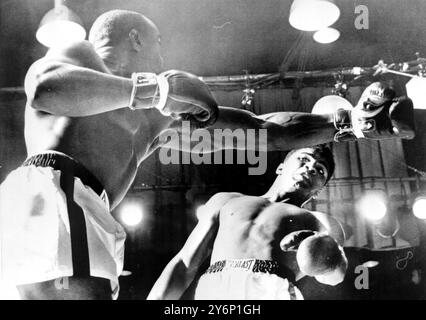 Le nouveau champion du monde poids lourds Cassius Clay se retire du poing droit de Sonny Liston lors du titre mondial poids lourds du 26 février 1964 Banque D'Images