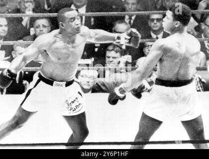 Sonny Liston World Heavyweight Champion tend la main à gauche vers Cassius Clay lors de Heavy Weight Title Fight le 26 février 1964 Banque D'Images