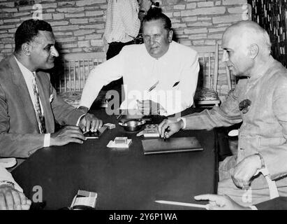 20 juillet 1956 : la réunion des 'trois grandes puissances neutres', Egypte, Inde et Yougoslavie à Brioni, Yougoslavie. Photos montrent : bavardant à l'amiable, le président Nasser, le premier ministre Nehru et le général Tito. Banque D'Images