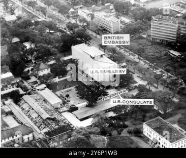 Les guérilleros Viet Cong ont mené leur plus grande offensive de la guerre du Vietnam au cœur de Saigon, ils ont combattu les troupes alliées dans les rues et lancé une attaque au mortier et au sol sur l'enceinte de l'ambassade américaine juste en face de l'ambassade américaine et consulat est l'ambassade britannique 31 janvier 1968 Banque D'Images