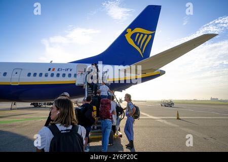 Avion Ryanair. Passagers embarquant sur un Boeing 737 MAX Banque D'Images