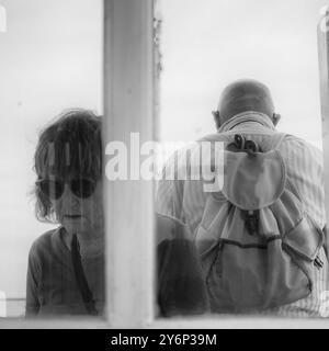 Image en noir et blanc de deux personnes regardant dans des directions opposées Banque D'Images