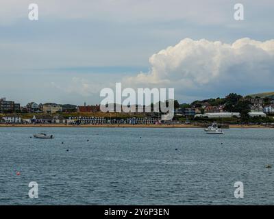 Vue depuis la jetée de Swanage donnant sur les cabanes de plage Banque D'Images