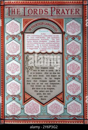 La prière du Seigneur en 14 langues hébreu, anglais, allemand, néerlandais, suédois, hindi, latin, grec, français, espagnol, italien, gallois et chinois dans l'ancienne Sainte Bible Banque D'Images