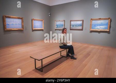 Londres, Royaume-Uni. 26 septembre 2024 CALUDE MONET. Pont de Waterloo , dans la lumière différente, couvert, la lumière du soleil effet soleil dans le brouillard . Première exposition à la Galerie Courtauld pour la première fois en 120 ans des peintures impressionnistes de Claude Monet vues de la Tamise représentant le pont Charing Cross, le pont Waterloo et les chambres du Parlement. Crédit. Amer Ghazzal/Alamy Live News Banque D'Images