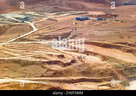 Vue aérienne d'une mine de cuivre à l'altiplano du désert d'Atacama dans le nord du Chili. Banque D'Images