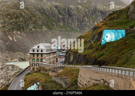 Obergoms Hotel Belvedere, Furka Pass, Schweiz, 26.09.2024 Verlassen un d aufgegeben liegt das wohl beruehmtestesPasshotel der Welt, das Hotel Belvedere im Regen auf dem Furkapass Hotel Belvedere, Furka Pass, Schweiz, 26.09.2024 *** Obergoms Hotel Belvedere, Furka Pass, Suisse, 26 09 2024 le plus célèbre hôtel abandonné au monde, Hôtel Belvedere, se trouve et Desert the Belvedka Pass, 26, The Belvedka Pass, The Belvedere, The Belvedere Exon the Belvedere, The Belvedka Pass, The Belvedere, 2024EP/Exka Pass Banque D'Images