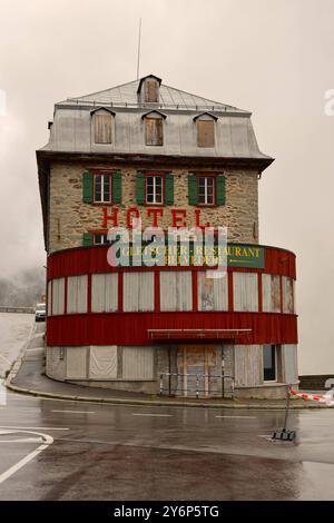 Obergoms Hotel Belvedere, Furka Pass, Schweiz, 26.09.2024 Verlassen un d aufgegeben liegt das wohl beruehmtestesPasshotel der Welt, das Hotel Belvedere im Regen auf dem Furkapass Hotel Belvedere, Furka Pass, Schweiz, 26.09.2024 *** Obergoms Hotel Belvedere, Furka Pass, Suisse, 26 09 2024 le plus célèbre hôtel abandonné au monde, Hôtel Belvedere, se trouve et Desert the Belvedka Pass, 26, The Belvedka Pass, The Belvedere, The Belvedere Exon the Belvedere, The Belvedka Pass, The Belvedere, 2024EP/Exka Pass Banque D'Images