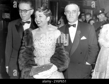 Londres : avec un manteau de fourrure sur sa robe de soirée blanche et pailletée, la ballerine française Renee Jeanmarie est allée à la première du film dans lequel elle joue avec Danny Kaye - 'Hans Christan Andersen' au Carlton Theatre, Haymarket. C'est sa première photo. Mlle Jeanmarie a remplacé Moira Shearer dans le film quand Miss Shearer a découvert qu'elle allait avoir un bébé. 19 décembre 1952. L'année 2005 marque le 200e anniversaire de la naissance de Hans Christian Andersen. Pour cette raison, il y aura une célébration mondiale pour se souvenir et honorer l'auteur danois. Banque D'Images