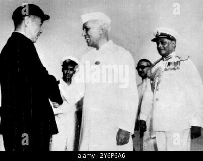 New Delhi, Inde : M. Chou en Lai, premier ministre chinois et ministre des Affaires étrangères (à gauche), accueilli par Pandit Jawaharlal Nehru, premier ministre indien (à droite) le 25 juin 1954 Banque D'Images