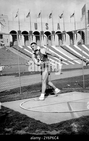 Le détenteur du record du monde Al Oerter des États-Unis remportant le Discus Throw Event 28 juillet 1964 Los Angeles Californie Banque D'Images