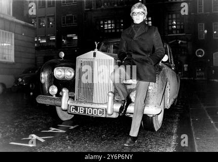 Décembre 1966 : Andrew Oldham, le manager des Rolling Stones, assis sur le capot de sa Rolls Royce, qu'il a obtenue à l'âge de 21 ans. Banque D'Images