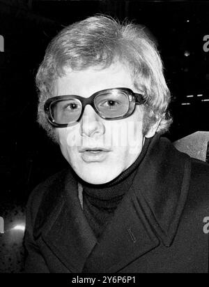 Décembre 1966 : Andrew Oldham, le manager des Rolling Stones, assis sur le capot de sa Rolls Royce, qu'il a obtenue à l'âge de 21 ans. Banque D'Images