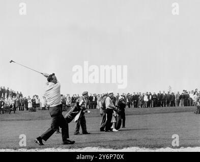 Le golfeur américain Arnold Palmer s'envole dans la compétition de la Coupe Canada lui-même et son coéquipier Jack Nicklaus conservent la coupe 29 octobre 1963 Banque D'Images