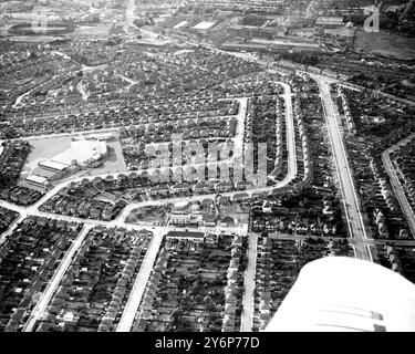 Nouvelle bibliothèque pour Dartford cette photo aérienne montre l'emplacement de la nouvelle bibliothèque à Ashen Drive et le grand domaine pour lequel elle a été construite. Il a été ouvert par le maire vendredi la bibliothèque n'est pas tout à fait au centre de l'image - avec Princes Road sur la droite menant à Crayford Ashen Drive est parallèle, puis tourne dans le centre de l'image 2 Augusts 1960 Banque D'Images