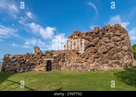 Ruines d'un ancien nuraghe à Sant'Anna Arresi, Sardaigne, Italie Banque D'Images