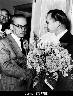 Félicitations pour le prix Nobel. Belgrade, Yougoslavie : René Belding (à droite), chargé d'affaires de l'ambassade de suède à Belgrade, félicitant l'auteur Ivo Andric le 26 octobre. M.R. Andric a reçu le Nobel Pize pour la littérature pour 1961. Son roman 'le pont sur la rivière Drina' a été traduit en 25 langues et a eu 30 éditions en Yougoslavie. Oct. 28e 1961 Banque D'Images