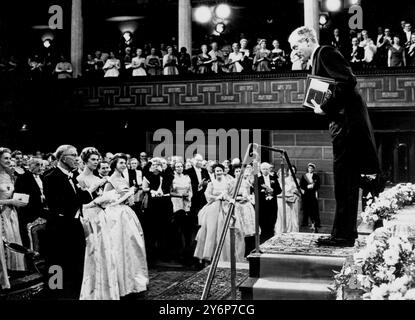 Professeur britannique honoré lors de la cérémonie nobel. Le professeur britannique Peter Brian Medawar (à droite) s'incline devant le public distingué, dont le roi Gustave de Suède (à gauche), et les princesses Margaretha et Birgitta, après avoir reçu son prix Nobel de chimie. Medawar, a remporté son prix - conjointement avec le professeur Sir Frank MacFarlane Burnet de l'Australie - pour la découverte que le rejet par un corps de matériel d'un corps étranger n'est pas héréditaire, mais développé progressivement dans le fœtus et le jeune organisme. 10 décembre 1960 Banque D'Images