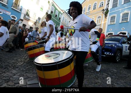 salvador, bahia, brésil - 29 mai 2023 : les membres de la bande Olodum se produit à Pelourinho, le centre historique de Salvador. Banque D'Images