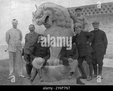 Cinq pilotes de la course Pékin-Paris Prince S Borghese, M Cormier, M Collignon, M Fons, M Goddard tous debout à côté d'un Dragon chinois 1907 Banque D'Images