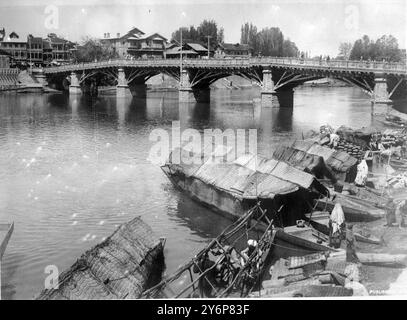 Cachemire, Srinagar- le pont sur la rivière Jhelum. Décembre 1924. Banque D'Images