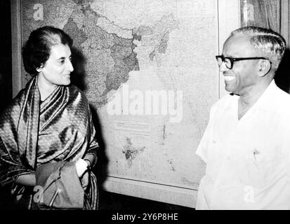 Debout devant une carte de l'Inde, Mme Indira Gandhi, première ministre indienne, rencontre M. E.M.S. Namboodripad, ministre communiste de l'État du Kerala. New Delhi, le 29 mars 1967. Banque D'Images