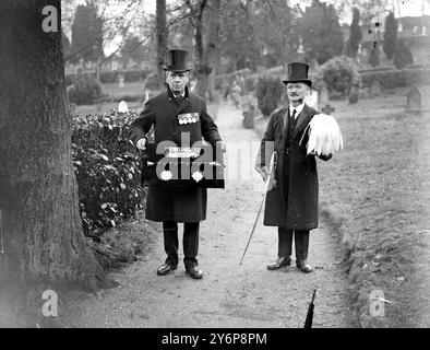 Funérailles du maréchal Sir Evelyn Wood à Aldershot. M. Walkinshaw, qui était le Bugler de Sir Evelyn dans la guerre Zouloue. Sur la droite, l'épée et le chapeau à plumes de Sir Evelyn sont portés. 6 décembre 1919 Banque D'Images