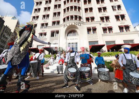 salvador, bahia, brésil - 12 septembre 2024 : présentation culturelle près de l'hôtel Fasano dans le centre historique de la ville de salvador. Banque D'Images