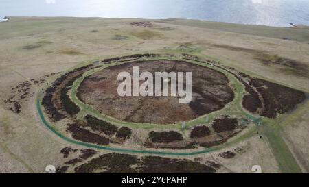 Vue aérienne de l'anneau de Brodgar, un cercle néolithique de hengé et de pierre sur le continent, Orcades, Écosse, avec la mer en arrière-plan. Banque D'Images