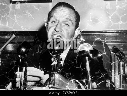 Little Rock , Arkansas : le gouverneur Orval Faubus parlant après la décision de la cour à Little Rock quand il a dit qu'il n'a pas de plans immédiats pour faire face à la nouvelle crise d'intégration de Little Rock, mais a laissé la voie ouverte à cette possibilité plus tard . Faubus a dit qu'il avait une législation en tête s'il décidait de convoquer une session extraordinaire . La Cour d'appel a infirmé une ordonnance d'un juge de district des États-Unis qui aurait reporté l'intégration des élèves noirs avec les étudiants blancs à Little Rock jusqu'au 1961 août 1958 Banque D'Images