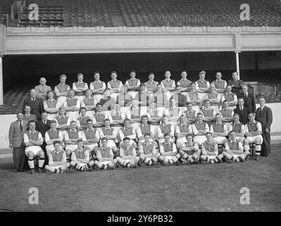 ARSENAL À PLEINE PUISSANCE ceci est la dernière photo des joueurs du club de football d'Arsenal avec les membres du personnel, faite à Highbury Ground, au nord de Londres. Lecture de la rangée du haut et de gauche à droite dans tous les cas ; rangée du haut - E.collett : Lesley Pilkington : James Gray : Clifford Houlton : Raymond Barr : Colin Grimshaw : Edmund Davies : William Duffy : Alex horsefield : William Healey : Noel Kelly : F. Grosvenor : (personnel). DEUXIÈME RANGÉE - Mr. George Male : Ernest Stanley : John Chenhall : John Babes : Norman Upritchard : George Dunkley : Edward Platt : A. Kelsey : George Swind : Donald Oakes : John Banque D'Images