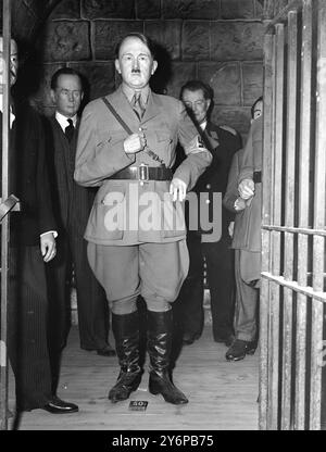 La figure d'ADOLF HITLER dans une ' cellule de prison ' à l'exposition Waxworks de Madame Tussaud à Londres . Derrière sont vus les effigies de deux de ses principaux sbires - JOACHIM VON BIBBENTROP ( à gauche ) et HERMANN GOERING . 1er octobre 1949 Banque D'Images