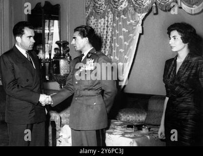 Le vice-président Nixon à Téhéran rencontre le Shah de Perse le vice-président Richard Nixon et son épouse qui ont visité certains des pays de l'est récemment arrivés à Téhéran où ils ont rencontré des membres du gouvernement persan et le Shah de Perse . Ou l'image montre le vice-président Richrd Nixon accueilli par le Shah de Perse à Téhéran , regardé par la reine . 12 décembre 1953 Banque D'Images